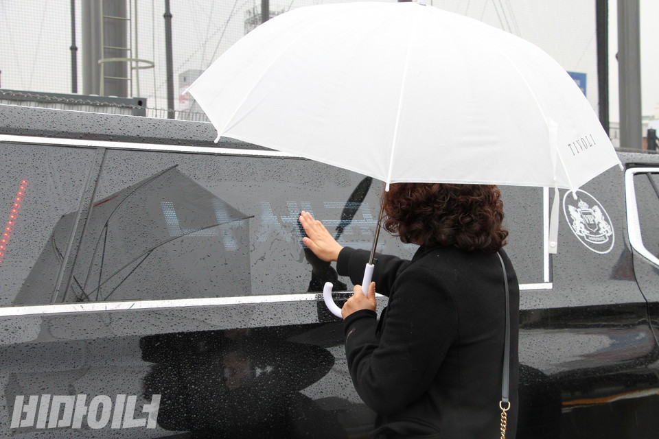 운구차에 적힌 나세균 열사의 이름. 유족이 그의 이름을 어루만지며 울고 있다. 사진 하민지