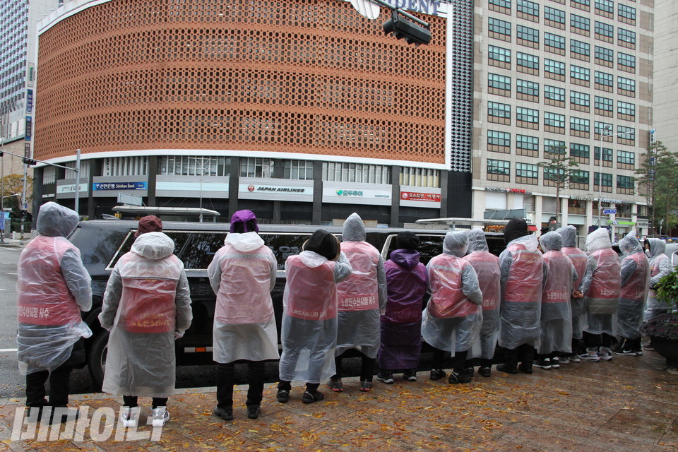 서울시청 앞. 상인들이 운구차 앞을 지키고 서 있다. 사진 하민지