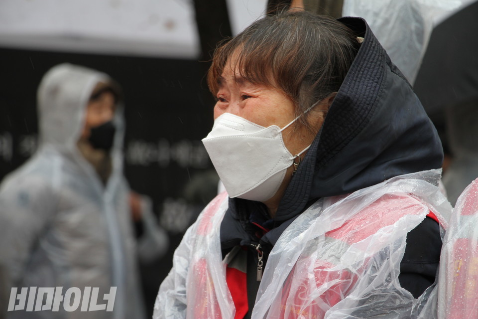 운구차를 떠나 보내고 우는 상인. 사진 하민지