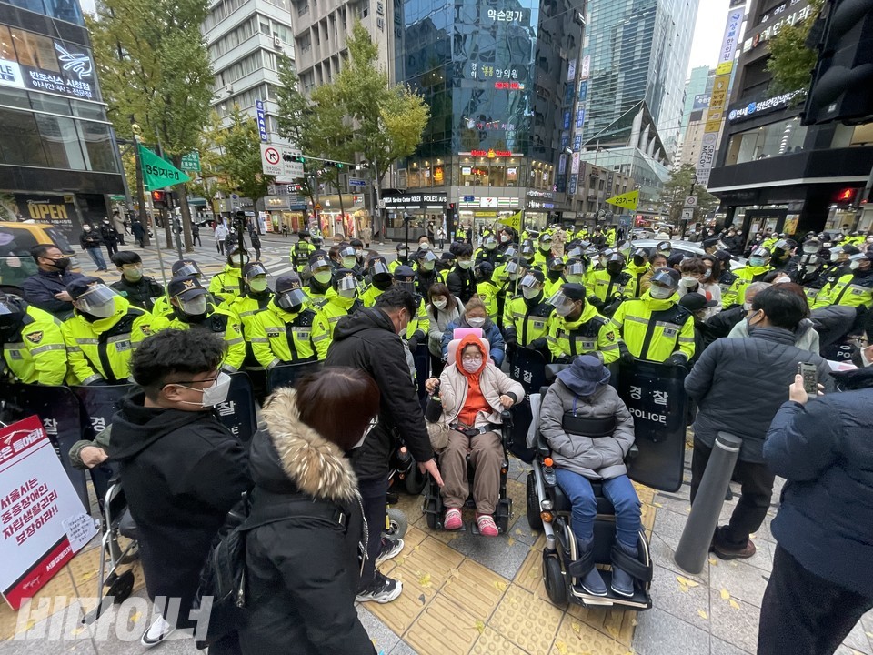 경찰병력 수백 명이 시청으로 출동해 활동가들을 강경하게 진압했다. 휠체어 탄 장애인 활동가 2~3명을 경찰 수십 명이 막아섰다. 사진 하민지