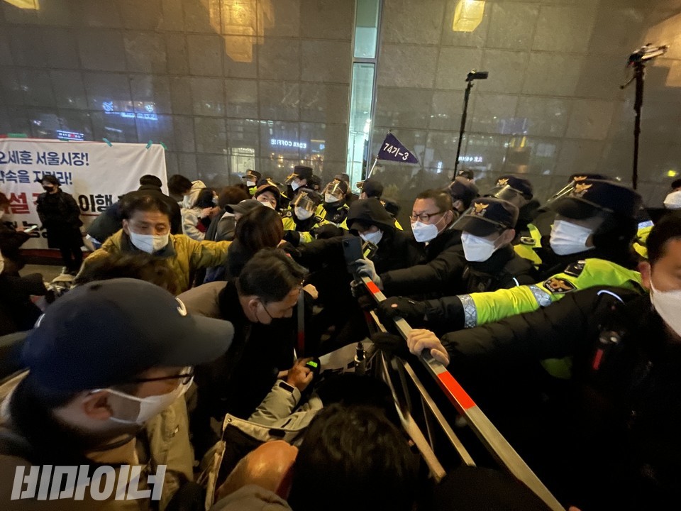 강경진압은 기자회견 중에도 계속 됐다. 활동가들이 시청 후문 앞 공간을 확보하려 하자 경찰과 시청 직원 수십 명이 막아섰다. 사진 하민지