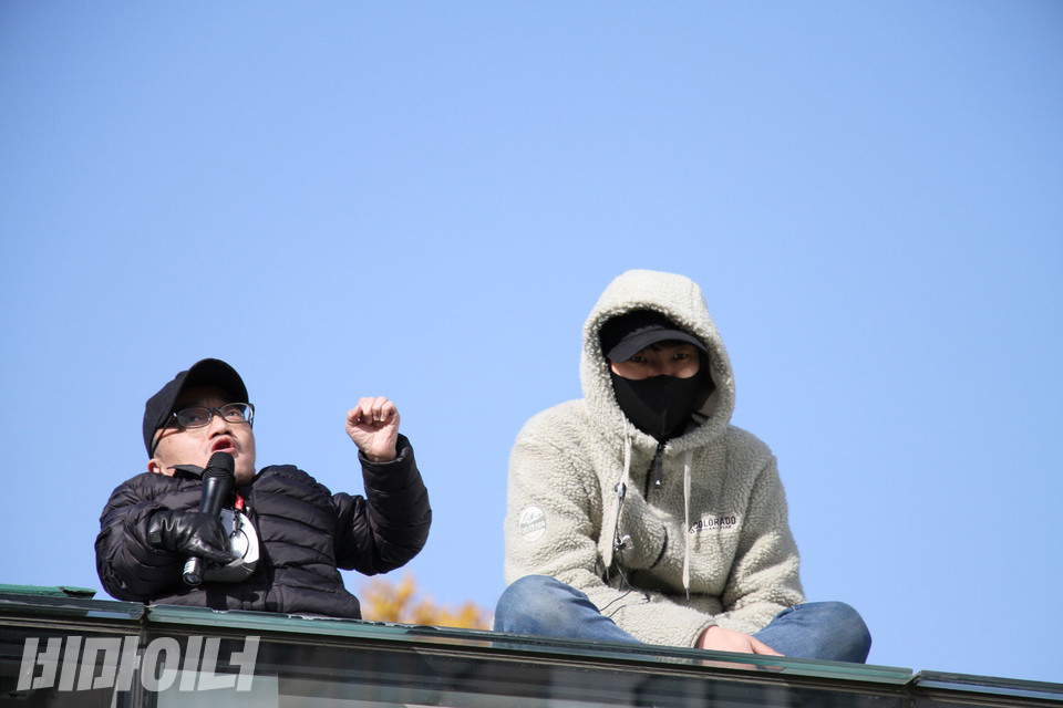 장애인 활동가들이 12일 오전 11시 30분, 국회의사당역 1번 출구 유리지붕에 올랐다. 박현 한국장애인자립생활센터협의회 활동가가 발언하고 있다. 사진 강혜민
