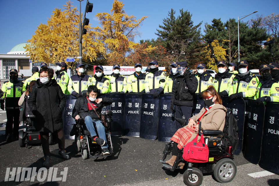 국회의사당역 1번 출구 부근에서 경찰이 장애인 활동가의 진입을 막고 있다. 사진 강혜민
