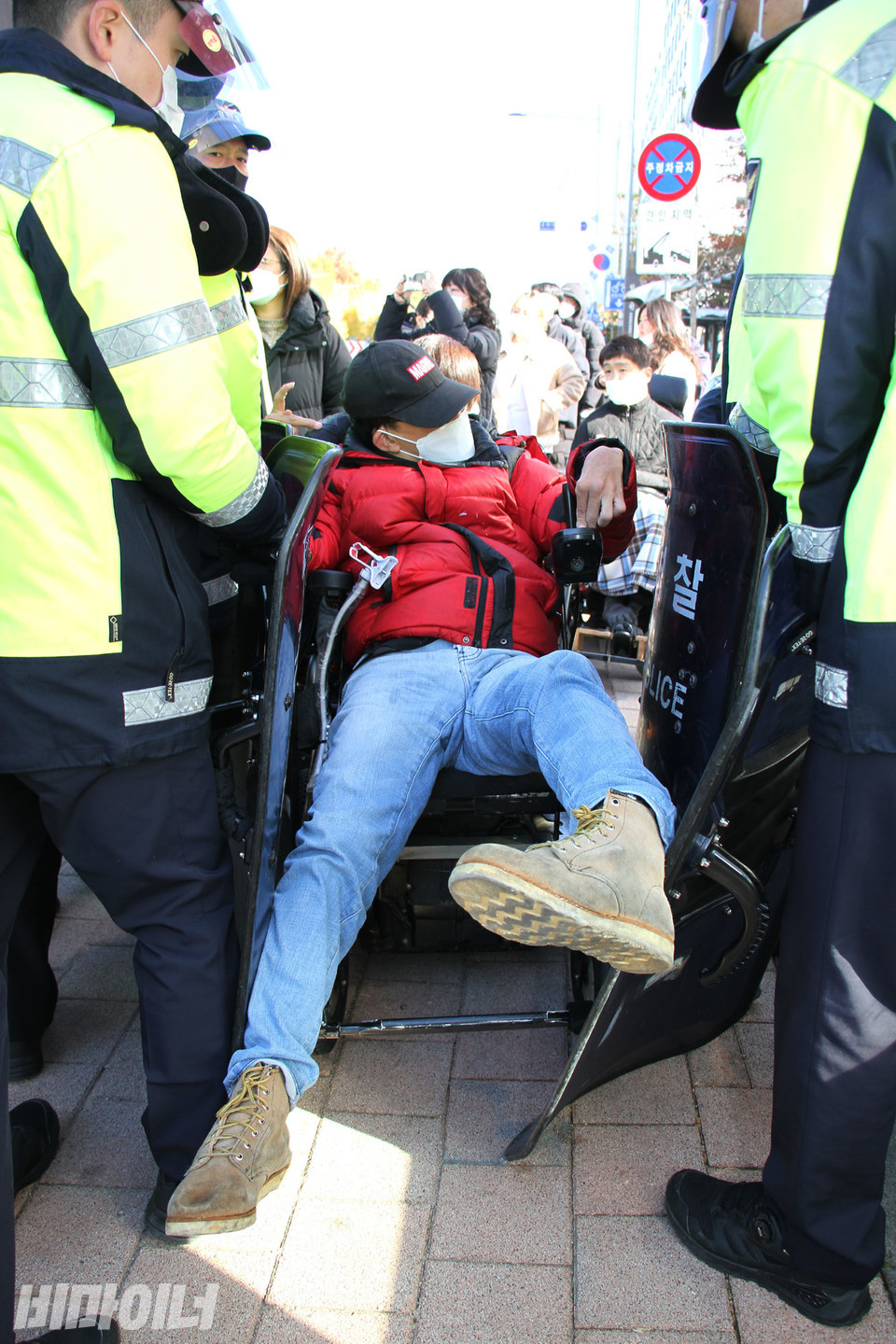 국회의사당역 1번 출구 부근에서 경찰들이 장애인 활동가들의 진입을 막고 있다. 사진 강혜민
