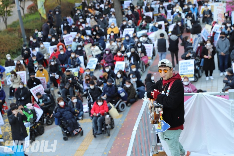 박준 문화노동자가 민중가요를 부르고 있다. 뒤로 결의대회 참여자들이 보인다. 사진 이가연