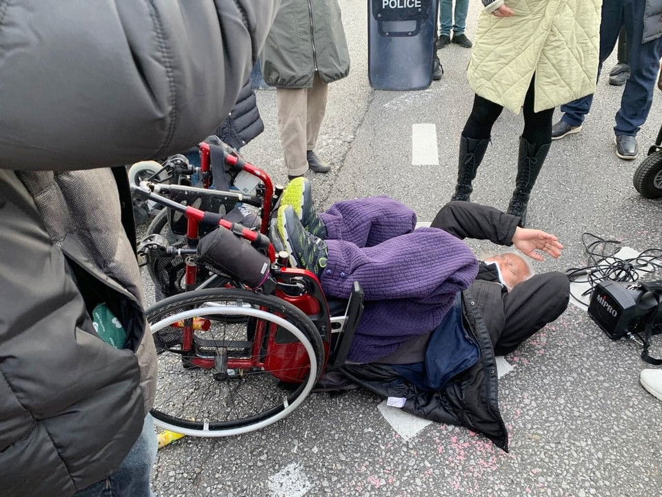 지난 17일, 박경석 전국장애인차별철폐연대 공동대표가 행진 도중 경찰의 과잉 진압으로 휠체어가 뒤로 넘어가 아스팔트 바닥에 머리를 크게 부딪쳤다. 사진 전국장애인차별철폐연대 