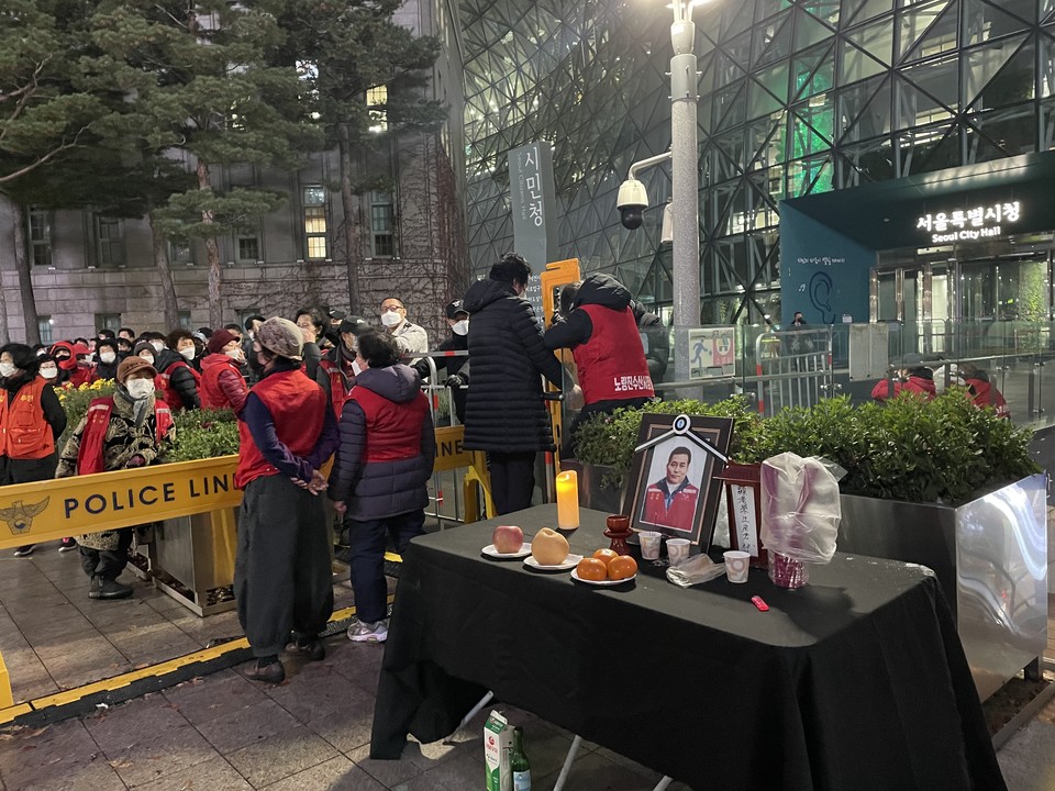 서울시청 앞에 설치된 폴리스라인. 그 옆에 나세균 열사의 임시 분향소가 세워졌다. 구 시장 상인 수십 명이 분향소 앞을 지키고 있다. 사진 김경민 옥바라지선교센터 활동가
