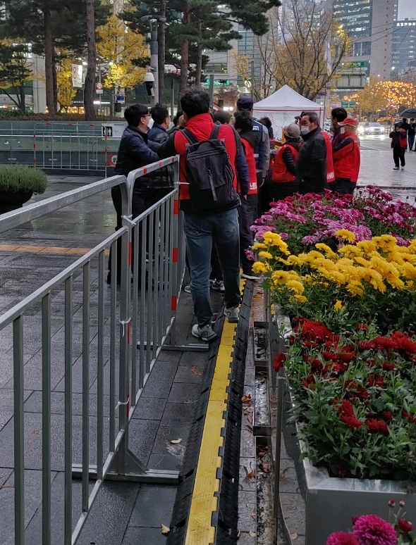 서울시는 구 시장 상인이 시청 정문 앞에 진입하지 못하도록 펜스를 세웠다. 사진 윤헌주 ‘함께살자 노량진수산시장 시민대책위원회’ 위원장