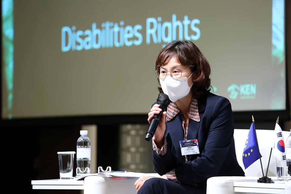 장애인 인권 세션의 사회를 맡은 이리나 아태장애포럼(APDF) 아동분과위원장이 발언하고 있다. 사진 제공: 한국-유럽연합시민사회 네트워크(KEN)