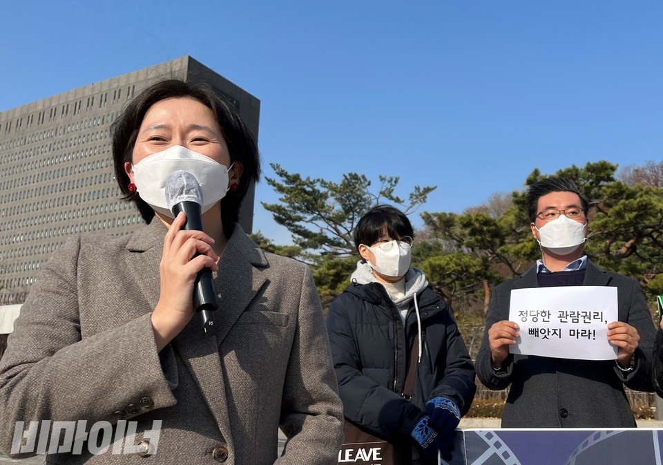 소송대리인 이주언 사단법인 두루 변호사가 판결의 의미와 앞으로의 과제를 설명하고 있다. 사진 허현덕