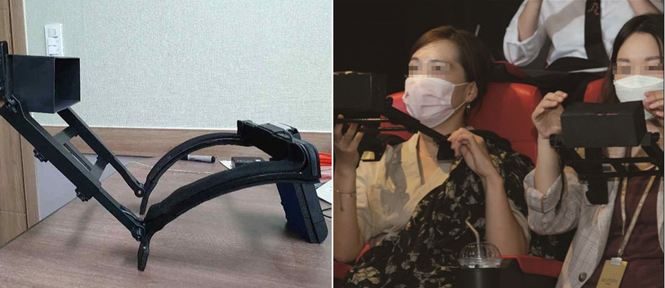 영화진흥위원회가 시연한 한국형 폐쇄형 상영시스템, 크고 무거운 장비를 어깨에 걸쳐야 한다. 사진 김예지 의원실 제공