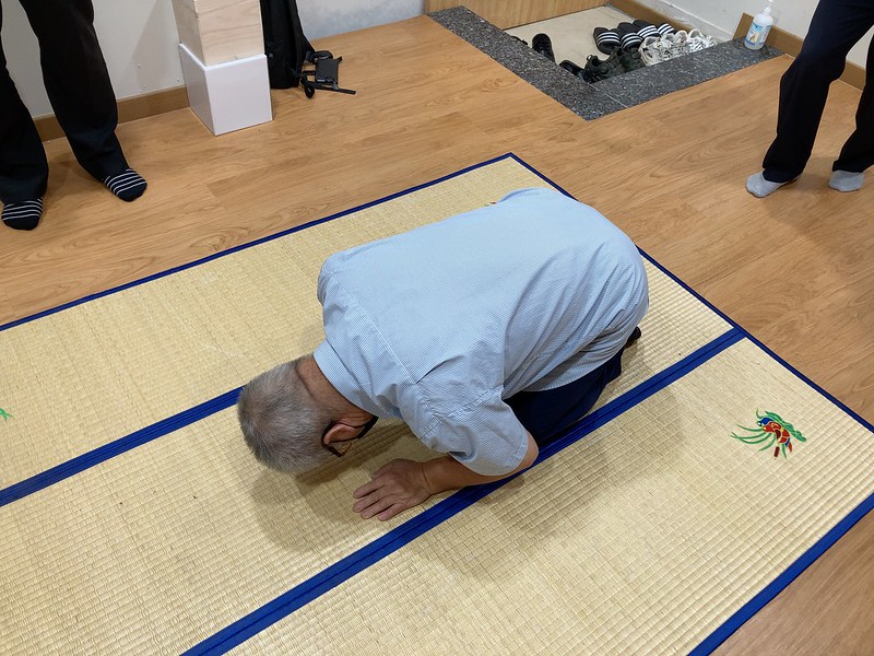 고인의 장례에서 술을 올린 뒤 재배하고 있는 수사. 사진 나눔과나눔