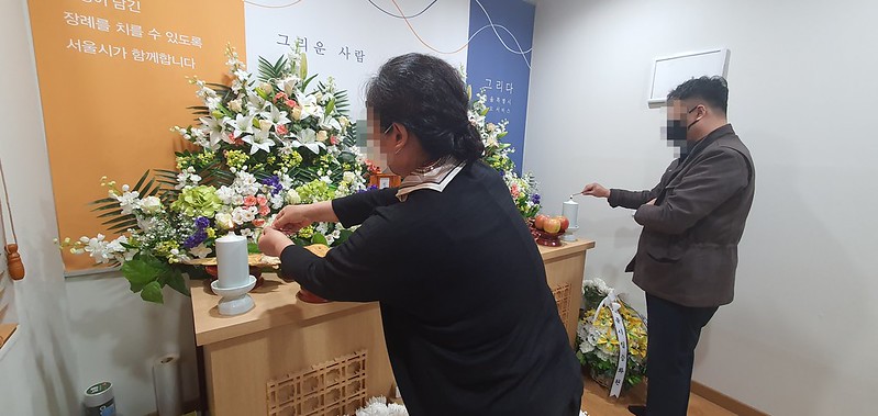 향을 피우고 있는 ㄱ 님의 신딸. 사진 나눔과나눔