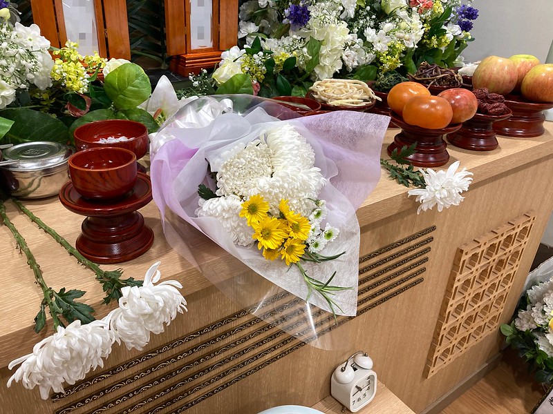 ㄴ 님의 위패 앞에 놓인 지인이 준비해 온 꽃다발. 사진 나눔과나눔