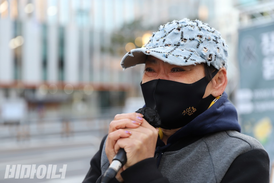 유희 씨는 눈물을 흘리며 이덕인 열사를 추모했다. 사진 하민지