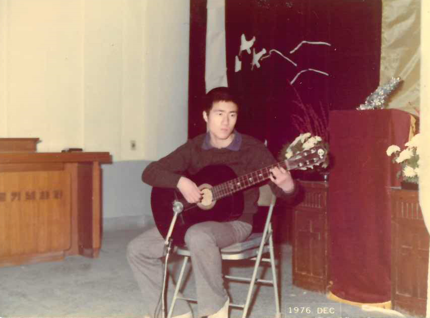 1976년 12월, 17살 무렵 클래식 기타를 치던 박경석 대표. 사진 제공 박경석 