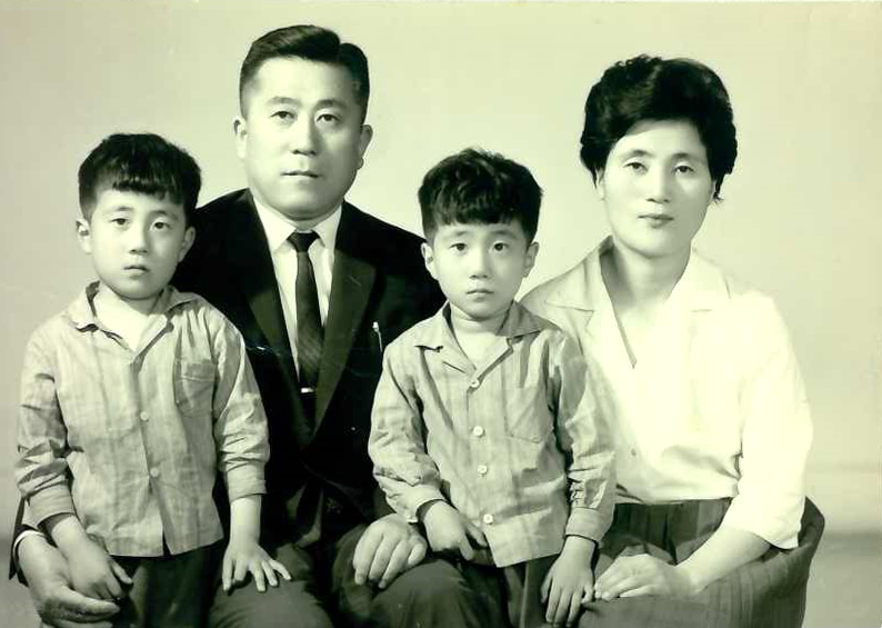 1965년 5월 12일. 6살 무렵 부모님, 쌍둥이 형과 함께 찍은 사진. 오른쪽이 박경석 대표. 사진 제공 박경석 