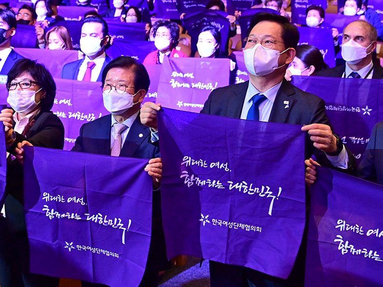 송영길 더불어민주당 상임선대위원장이 지난 9일 코엑스에서 열린 제56회 전국여성대회에 참석해 '위대한 여성, 함께하는 대한민국!'이라고 적힌 파란색 손수건을 들고 퍼포먼스를 하고 있다. 사진 출처 더불어민주당 홈페이지