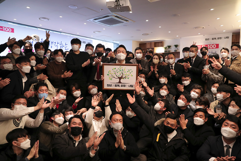 28일 윤석열 국민의힘 대통령 후보가 서울 영등포구 여의도에 위치한 한 까페에서 내일을 생각하는 청년위원회 및 청년본부 출범식을 열고 있다. 수많은 사람들이 윤석열을 향에 손을 뻗고 있다. 사진출처 국민의힘 홈페이지 