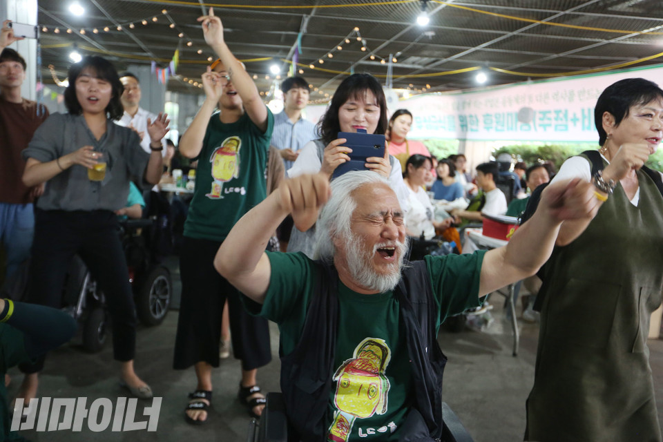 2019년 6월, 노들야학 1층 주차장에서 열린 '평등한 밥상' 행사에서 신나게 춤추는 박경석 대표. 사진 강혜민 