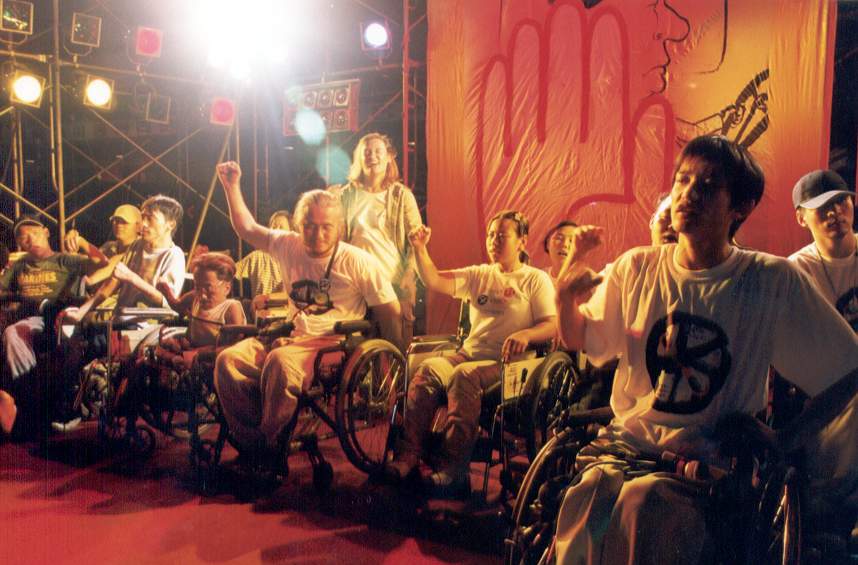 2001년, 서울역 앞에서 장애인 이동권 쟁취를 위한 문화제를 열고 있는 사람들. 사진 제공 장애인이동권연대