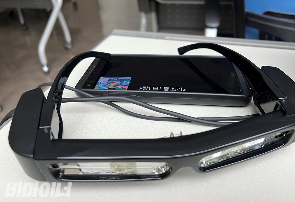 폐쇄형은 같은 영상을 공유하며, 시·청각장애인은 단말기·스마트 안경·이어폰으로 화면해설·자막·수어 정보를 얻을 수 있다. 단말기에는 자막과 수어가 함께 제공되고 있다. 사진 허현덕