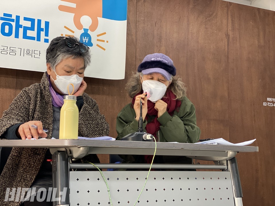 7일, 추모제기획단은 오전 10시 참여연대 2층 아름드리홀에서 2022년도 서울시 홈리스 예산안 분석 내용을 발표하는 기자회견을 열었다. 로즈마리 학생회장이 발언을 하고 있다. 사진 이가연