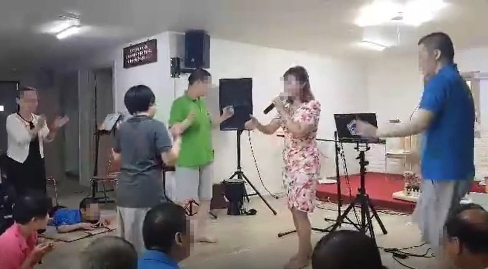 평강타운에서 사망한 김경민(가명)의 동생 지인이 전해준 영상의 한 장면. 봉사자들이 사랑의집에 찾아 노래를 부르고 있는 모습이다. 거주인이 어림잡아 9명 정도다. 봉사자들이 자주 찾았던 사랑의집과 평강타운은 숨겨진 시설이 아니었다. 사진 유족 제공 영상 캡처