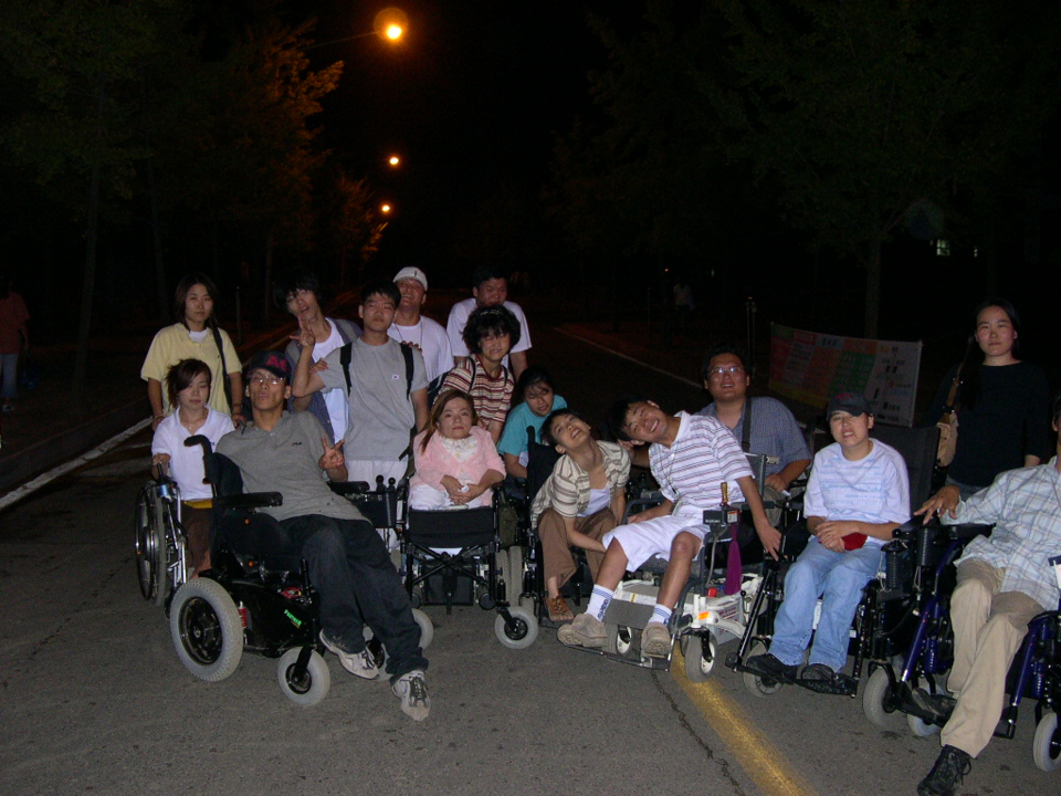대구대 장애인권동아리 ‘레츠’ 회원들과 함께. 오른쪽에서 네 번째, 뒷줄에 안경 쓴 사람이 노금호 소장. 사진 제공 노금호