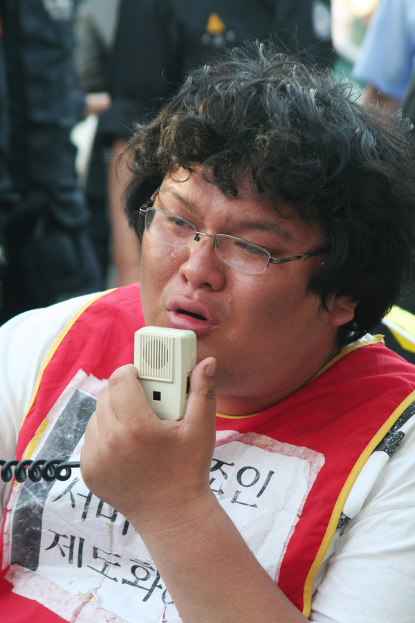 2006년 5월 53일, 활동보조제도화를 요구하며 대구 반월당에서 투쟁하는 모습. 노금호 소장이 발언 도중 눈물을 흘리고 있다. 사진 김유미