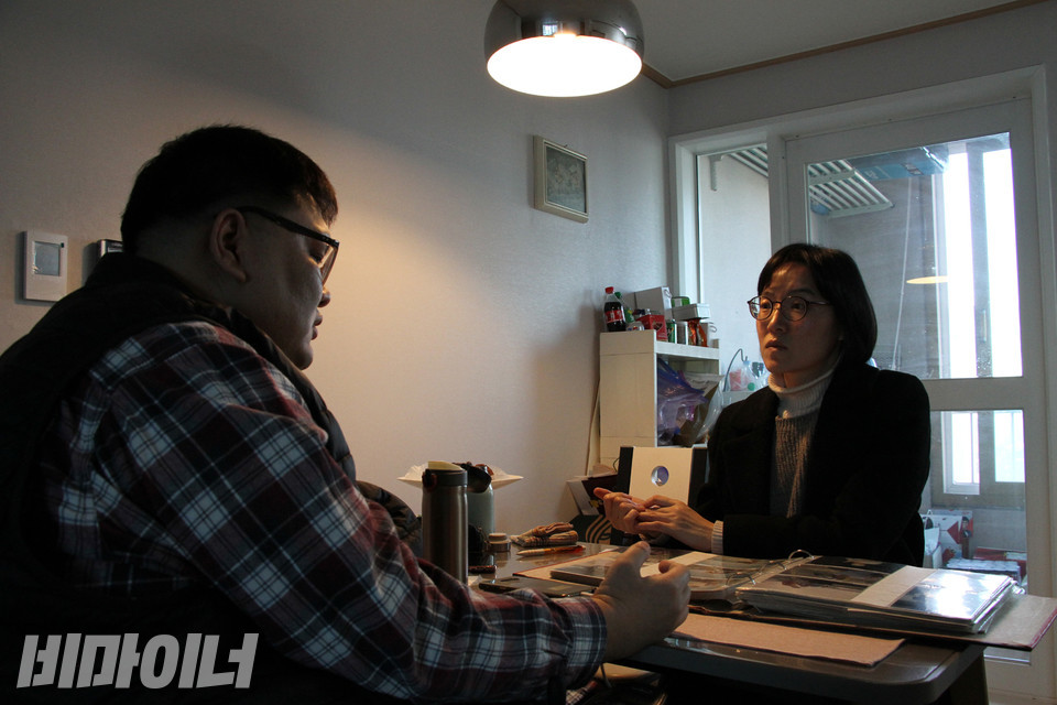 지난 2월, 대구 자택에서 노금호 소장이 홍은전 작가와 인터뷰를 하고 있다. 사진 강혜민