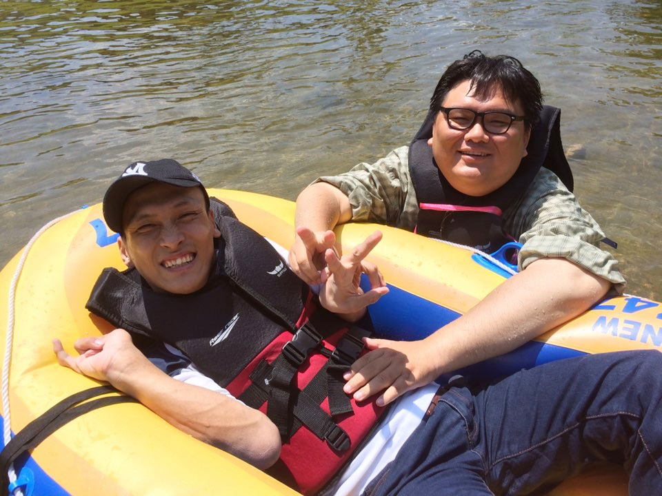 2016년 여름, 대구사람장애인자립생활센터 여름 워크샵 물놀이에서 김봉조 활동가와 함께. 사진 제공 노금호 