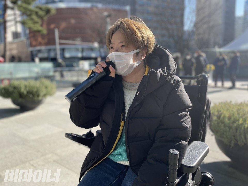 문애린 소장이 기자회견에서 발언하고 있다. 사진 하민지