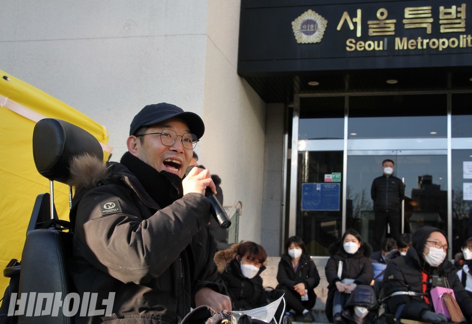 이날 모인 권리중심공공일자리 노동자들은 계속 일할 수 있는 일자리를 원한다고 외쳤다. 사진 허현덕