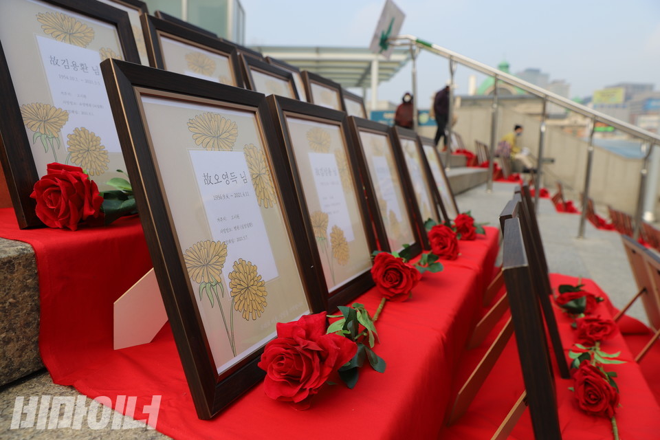 15일 서울역 광장 계단에는 지난 2020년 12월부터 올해 11월까지 사망한 홈리스 395명의 명패가 놓였다. 사진 허현덕