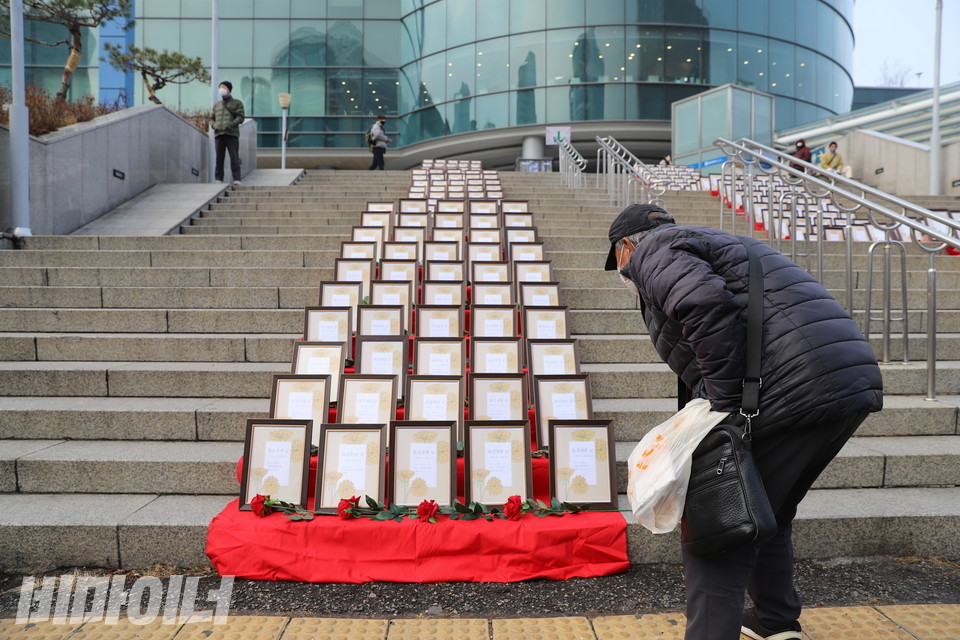 일부 시민들은 발걸음을 멈추고 명패에 새겨진 이름을 하나씩 읽으며 이들을 추모했다. 사진 허현덕