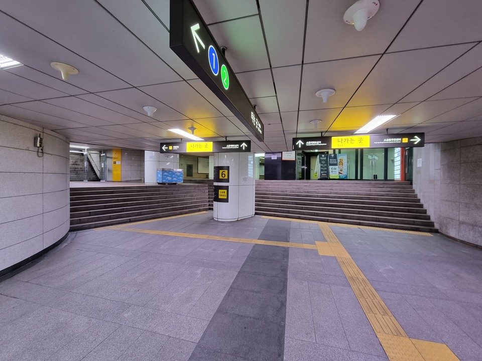 11월 5일 21시 시청역 지하도 폐쇄 조치 시행 당일 지하도의 모습. 시청역 6-7번 출구 아래 지하도에서 촬영한 사진으로, 사진 좌측에 있는 시청역 6번 출구 계단 앞에는 사진 촬영 4 ~ 5일 전에 설치했을 것으로 추정되는 방풍용 유리문이 있다. 정면에 보이는 지하도에는 거리홈리스 3 ~ 4명 정도가 그간 머물러왔지만, 이 날은 단 한 명의 거리홈리스도 지하도에 머물고 있지 않았다. 제공 주장욱 노숙인인권공동실천단 활동가