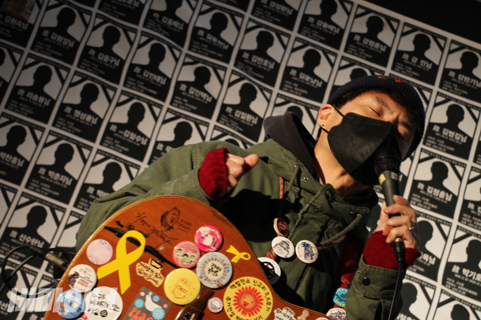 민중가수 박준 씨가 ‘전태일 다리에 서서’ 노래를 부르고 있다. 사진 강혜민