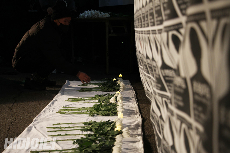 영정 앞에 헌화하는 사람의 모습. 사진 강혜민