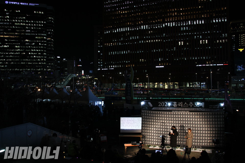 395명의 영정으로 만들어진 추모제 무대 뒤로 고층 빌딩의 불빛이 찬란하다. 사진 강혜민 