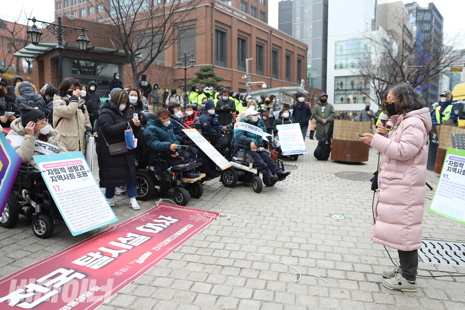 수리야 집행위원장(세례명 율리아나)이 닫는 기도를 하고 있다. 사진 하민지
