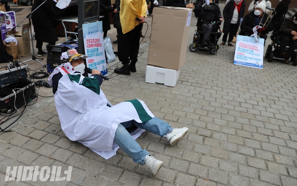 '탈시설 아기예수 동박박사 만나다' 퍼포먼스 모습. 동방박사가 하늘에 뜬 탈시설 아기예수 별을 보고 놀라서 주저앉았다. 사진 하민지