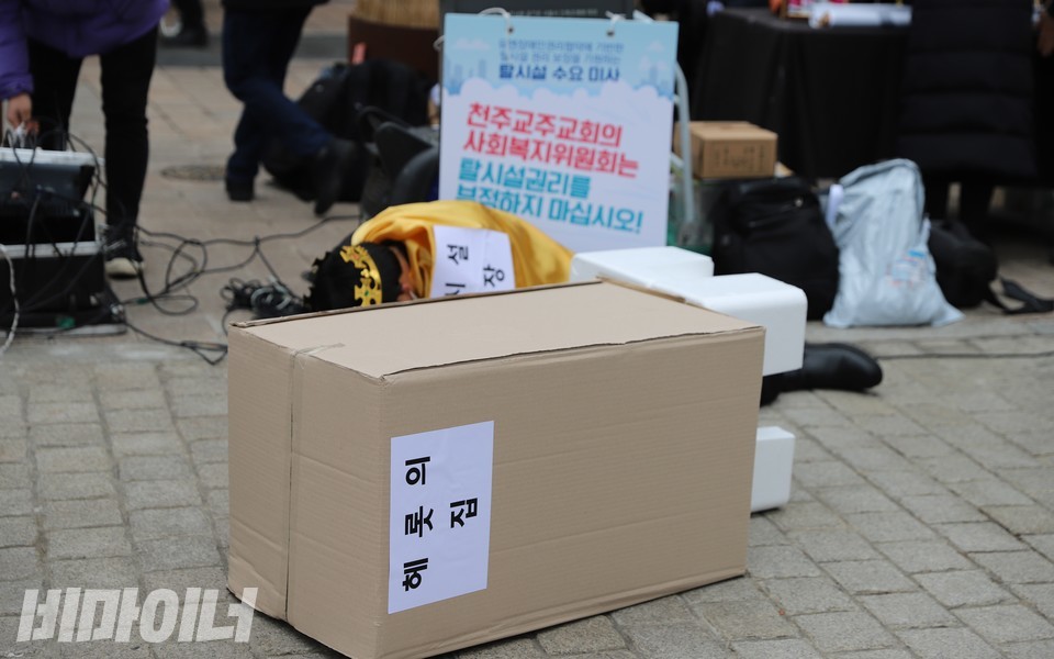 장애인거주시설은 폐쇄됐고 시설장은 쓰러져 있다. 사진 하민지