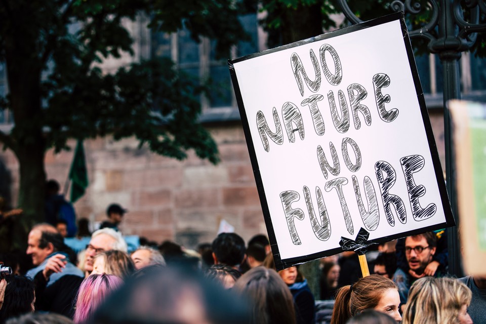 한 글로벌 기후위기 집회에서 ‘NO NATURE NO FUTURE(자연 없이는 미래도 없다)’라고 적힌 피켓이 보인다. 이미지 출처 언스플래쉬