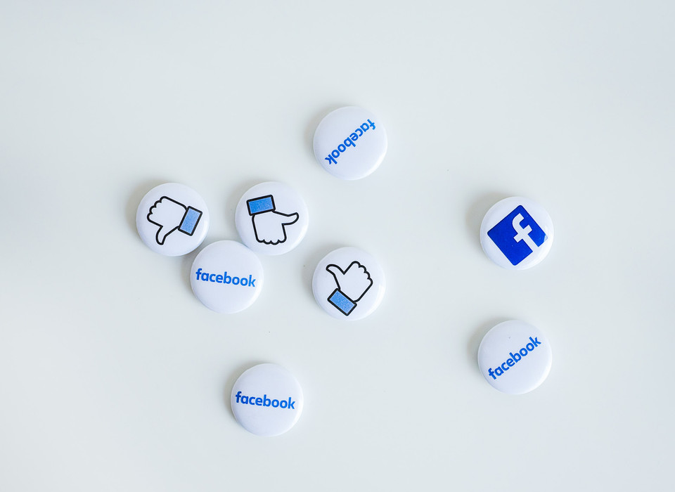 페이스북 아이콘과 ‘좋아요’를 의미하는 엄지손가락 배지가 있다. 사진 언스플래시 