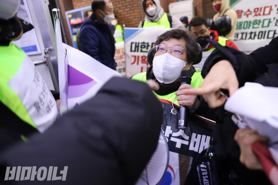 성난 시민이 이형숙 서울장애인자립생활센터 협의회 회장에게 손가락질을 하고 있다. 사진 허현덕