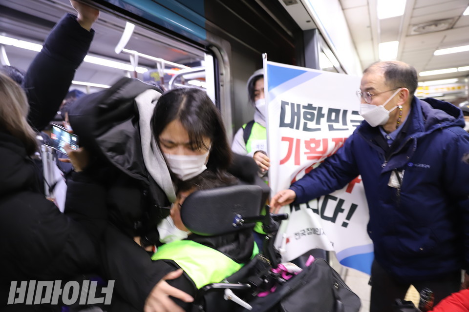 욕설에만 그치지 않았다. 어떤 시민은 장애인 활동가의 휠체어와 몸을 거칠게 밀치고 때리기도 했다. 휠체어 이용자의 휠체어는 비장애인의 신체와 다름없지만 경찰도 시민도 아랑곳하지 않고 거칠게 다루었다. 사진 허현덕