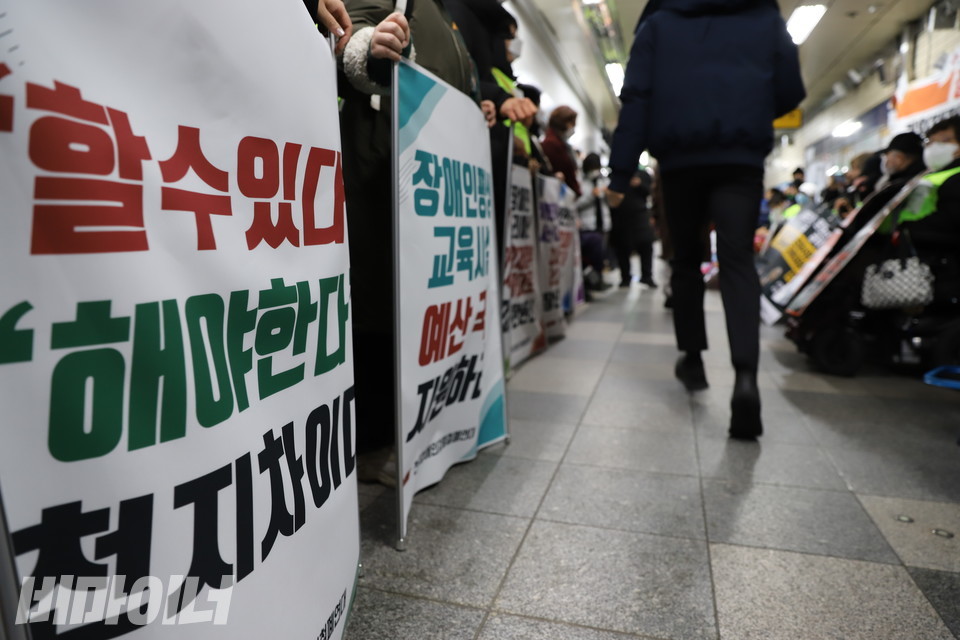 혜화역에서 활동가들이 '할 수 있다와 해야 한다는 천지차이'라는 현수막을 펼쳐들었다. 대부분의 시민들은 그냥 지나쳤다. 사진 허현덕