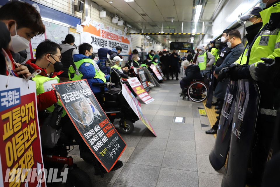 전장연은 혜화역 승강장(서울역 방향)에서 지난 6일부터 교통약자법 개정안, 장애인평생교육법, 장애인권리보장법, 장애인탈시설지원법 등의 국회 통과를 요구하는 선전전을 열고 있다. 장애인 권리 예산이 실현될 때까지 이어갈 예정이다. 사진 허현덕