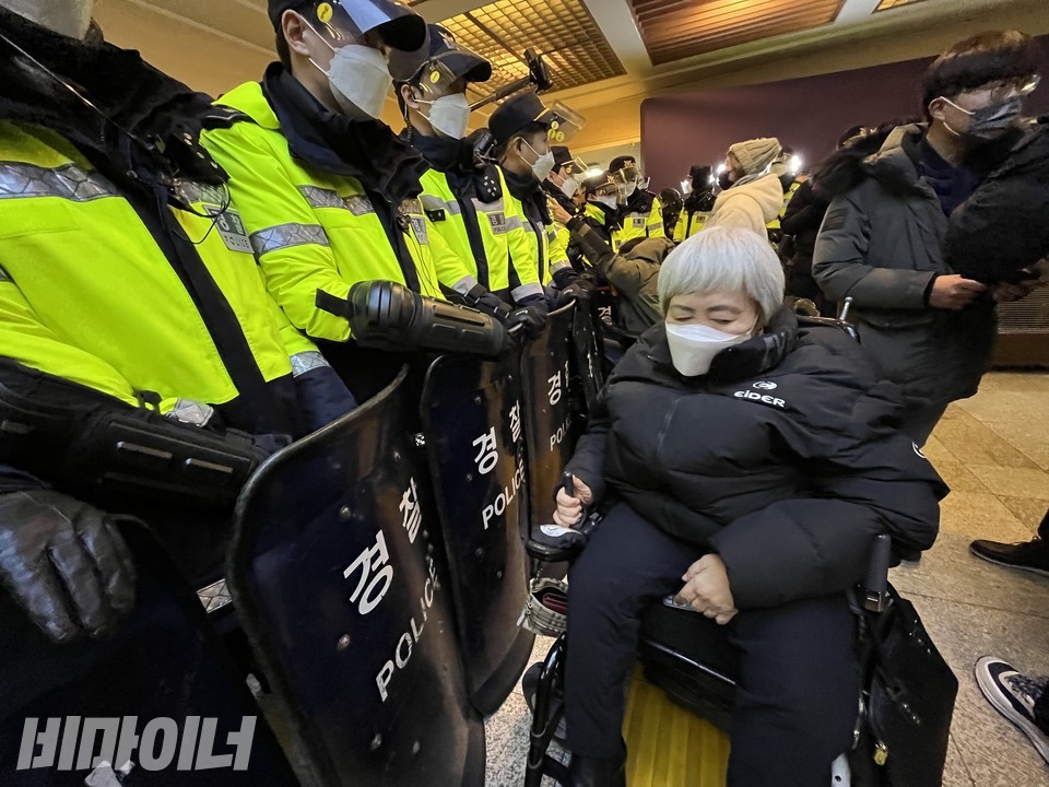 면담을 위해 동구청에 들어가는 박 대표를 경찰이 막아서고 있다. 결국 박 대표는 면담에 참여할 수 없었다. 사진 이가연